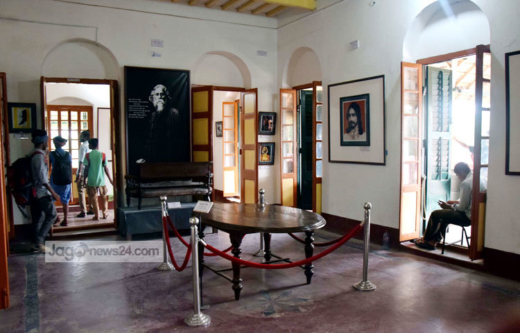 রবীন্দ্রনাথ তার যৌবনকালের উল্লেখযোগ্য সময় কাটিয়েছেন এখানে। রবীন্দ্রপ্রেমীরা এখানে এসে কবির স্পর্শ পেতে চেষ্টা করেন। ছবি : মাহবুব আলম।