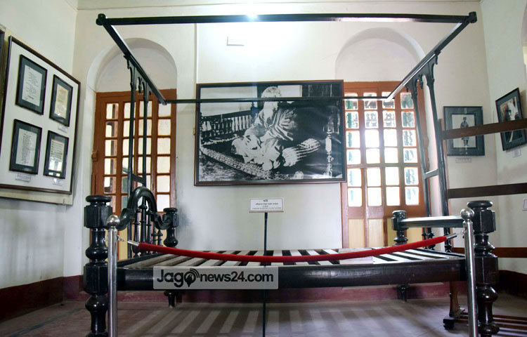 কুষ্টিয়ায় অবস্থানকালে এই খাটে ঘুমাতেন কবি রবীন্দ্রনাথ। ছবি : মাহবুব আলম।