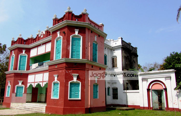 এই জমিদার বাড়িটি ১৯৩৪ সালে প্রতিষ্ঠিত হলেও এখন সরকারি পৃষ্ঠপোষকতা ছাড়াই সম্পূর্ণ ব্যক্তি মালিকানায় ভবনটি পরিস্কার-পরিচ্ছন্ন ও পরিপাটি করে রাখা হচ্ছে। আর এ দায়িত্বটি আপন মনে পালন করছেন সৌন্দর্যপ্রেমী সাবেদুর রহমান খোকা সিকদার। ছবি : মো. ছগির হোসেন