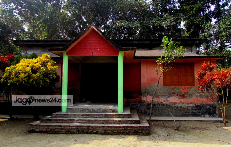 এই জমিদার বাড়িটি ১৯৩৪ সালে প্রতিষ্ঠিত হলেও এখন সরকারি পৃষ্ঠপোষকতা ছাড়াই সম্পূর্ণ ব্যক্তি মালিকানায় ভবনটি পরিস্কার-পরিচ্ছন্ন ও পরিপাটি করে রাখা হচ্ছে। আর এ দায়িত্বটি আপন মনে পালন করছেন সৌন্দর্যপ্রেমী সাবেদুর রহমান খোকা সিকদার। ছবি : মো. ছগির হোসেন