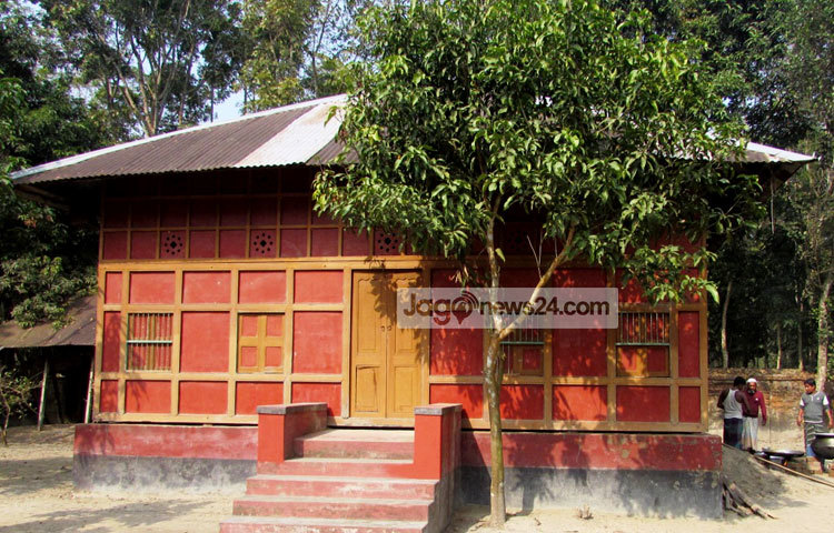 এই জমিদার বাড়িটি ১৯৩৪ সালে প্রতিষ্ঠিত হলেও এখন সরকারি পৃষ্ঠপোষকতা ছাড়াই সম্পূর্ণ ব্যক্তি মালিকানায় ভবনটি পরিস্কার-পরিচ্ছন্ন ও পরিপাটি করে রাখা হচ্ছে। আর এ দায়িত্বটি আপন মনে পালন করছেন সৌন্দর্যপ্রেমী সাবেদুর রহমান খোকা সিকদার। ছবি : মো. ছগির হোসেন