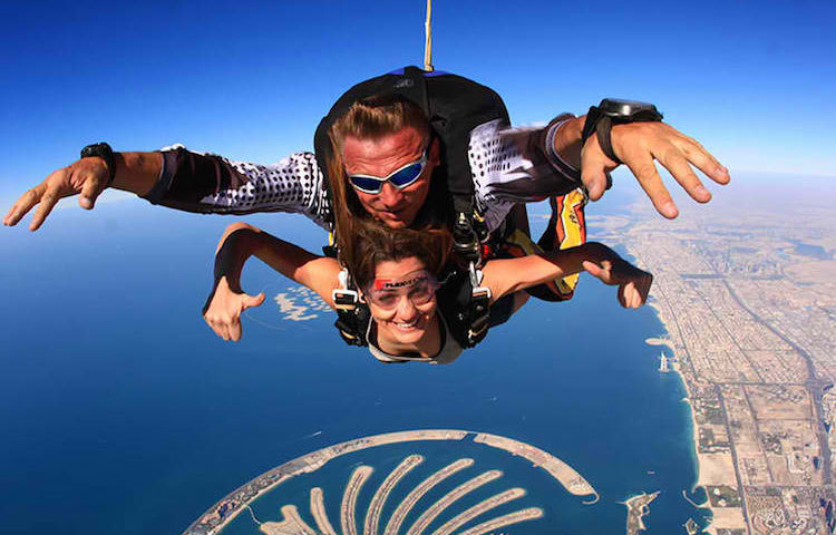 স্কাইডাইভিং : স্কাইডাইভিং হচ্ছে সবচেয়ে দুঃসাহসী খেলা। বিমান থেকে প্যারাসুটের মাধ্যমে ঝাপ দিয়ে আকাশ থেকে পাত্র-পাত্রীরা মাটিতে নেমে আসেন। বিবাহের পূর্বে আরব আমিরাতে এধরনের দুঃসাহসী কাজের ছবি ক্যামেরায় ধারণ করা হয়।