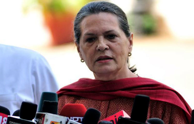 সোনিয়া গান্ধী : ইতালিয়ান বংশোদ্ভূত সোনিয়া গান্ধী বিশ্বের দ্বিতীয় বৃহত্তম দেশ (জনসংখ্যায়) ভারতের কার্যত নেতৃত্ব দিয়েছেন। সাবেক প্রধানমন্ত্রী রাজীব গান্ধী নিহত হওয়ার পর রাজনীতিতে এসে দলের হাল ধরেন সোনিয়া।