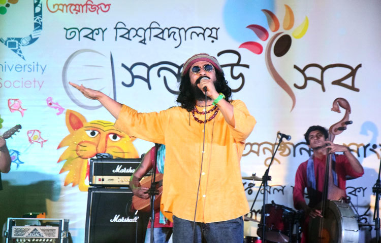 ঢাকা বিশ্ববিদ্যালয়ের কালচারাল সোসাইটি মঙ্গলবার (১৫ ফেব্রুয়ারি) বসন্ত উৎসবের আয়োজন করে। এতে সঙ্গীত পরিবেশন করেন রাহুল আনন্দ। ছবি : মাহবুব আলম।
