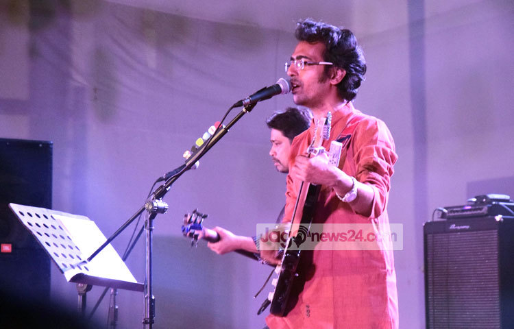 জনপ্রিয় সঙ্গীতশিল্পী বাপ্পা মজুমদার ঢাকা বিশ্ববিদ্যালয়ের বসন্ত উৎসবে গানে গানে ভক্ত শ্রোতাদের মুগ্ধ করেন। ছবি : মাহবুব আলম।