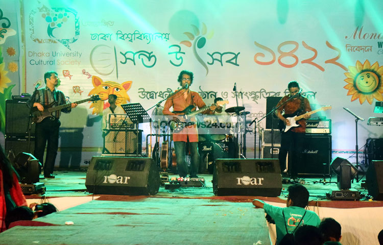 বসন্ত উৎসবে গানে গানে সুরের মূর্ছনা ছড়াচ্ছেন বাপ্পা মজুমদার। ছবি : মাহবুব আলম।