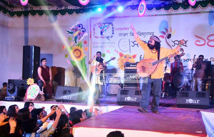 শিল্পী রাহুলের সঙ্গীত পরিবেশনার মুহূর্তগুলো সেলফোনে বন্দি করে রাখছেন তার ভক্তরা। ছবি : মাহবুব আলম।