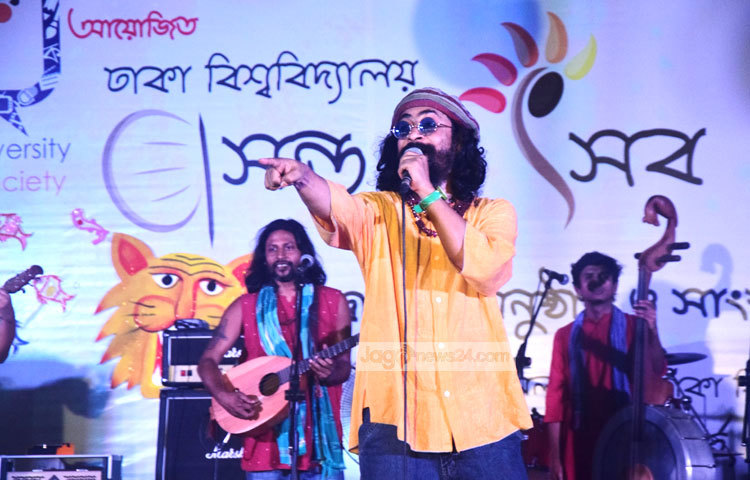 সঙ্গীত পরিবেশনের সময়ে শ্রোতাদের উদ্দেশ্যে কী বলছেন রাহুল আনন্দ? ছবি : মাহবুব আলম।