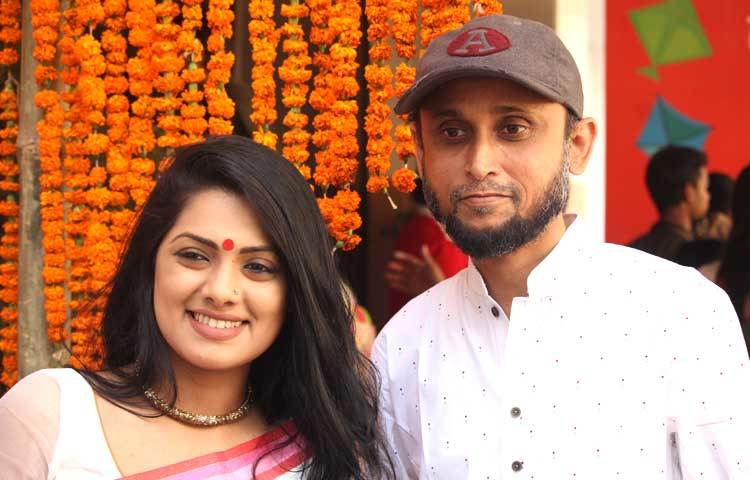 পহেলা বৈশাখে প্রযোজনা প্রতিষ্ঠান টেলিহোমের আমন্ত্রণে রাজধানীর ট্রাস্ট মিলনায়তনে তারকা দম্পতিদের মিলন মেলা বসেছিল। এতে উপস্থিত হয়েছেন অভিনেত্রী তিশা ও নির্মাতা মোস্তফা সরয়ার ফারুকী। ছবি : মনজুরুল আলম।