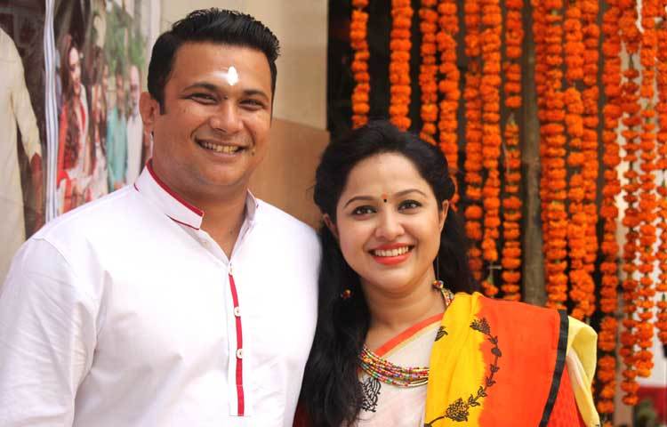 হাস্যোজ্জ্বল ভঙ্গিতে তারকা দম্পতি নাঈম ও নাদিয়া। ছবি : মনজুরুল আলম।