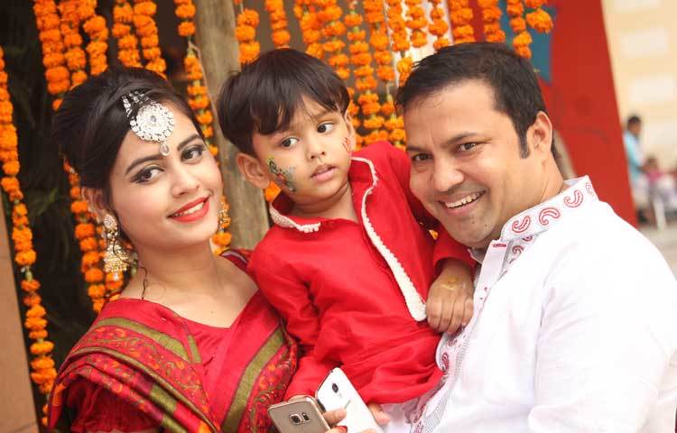 ছেলে ও স্ত্রীকে নিয়ে এসেছেন অভিনেতা সিদ্দিকুর রহমান। ছবি : মনজুরুল আলম।
