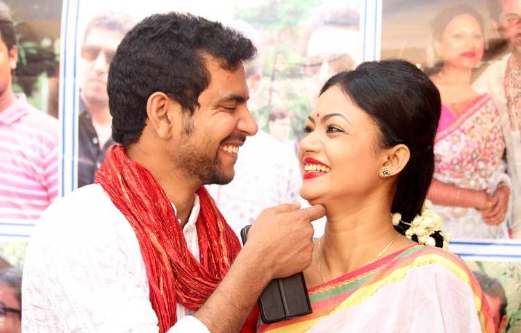 ত্রীর সঙ্গে খুনসুটিতে মেতেছেন জনপ্রিয় উপস্থাপক ও অভিনেতা নিরব। ছবি : মনজুরুল আলম।