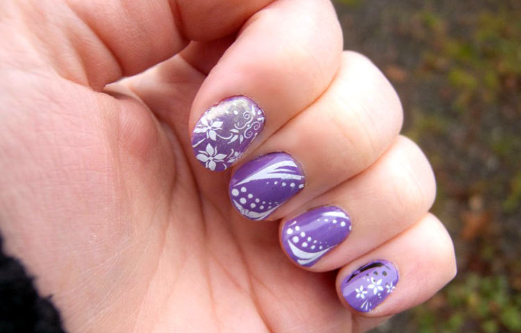 নখের মাঝে নকশা।