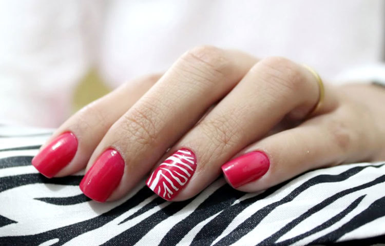 গোলাপী আর সাদা রঙের আকাঁ-আঁকি।