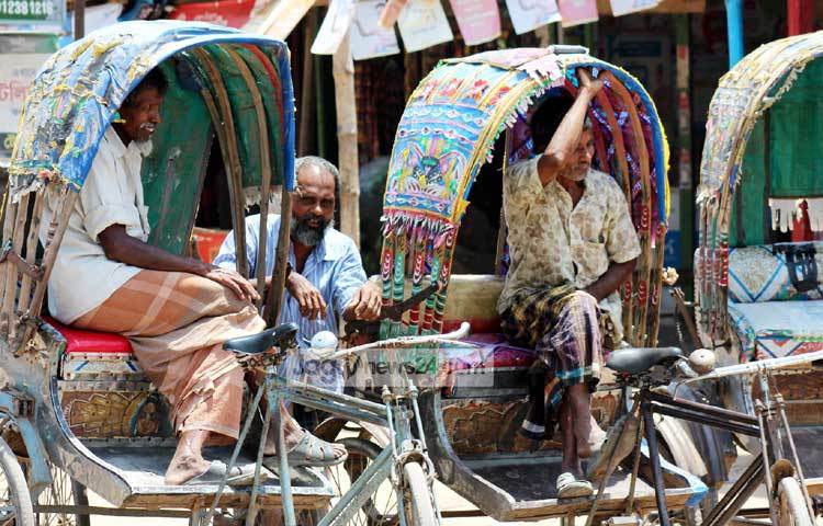 প্রচণ্ড গরমে ব্যাহত হচ্ছে ঠাকুরগাঁওয়ের সাধারণ মানুষের দৈনন্দিন কার্যক্রম। সকাল থেকেই দাবদাহ শুরু হওয়ায় ক্ষেতের কাজ কিংবা ভ্যান, রিক্সা চালাতে গিয়ে কাবু হচ্ছে শ্রমীজীবি মানুষ। ছবি : রবিউল এহ্সান রিপন।