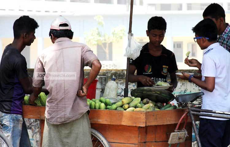 প্রচণ্ড গরমে প্রচুর পরিমাণে শশা বিক্রি হচ্ছে। ছবি : রবিউল এহ্সান রিপন।