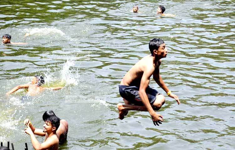 আহারে উচ্ছ্বল ছেলেবেলা। ছবি : বিপ্লব দিক্ষিৎ।