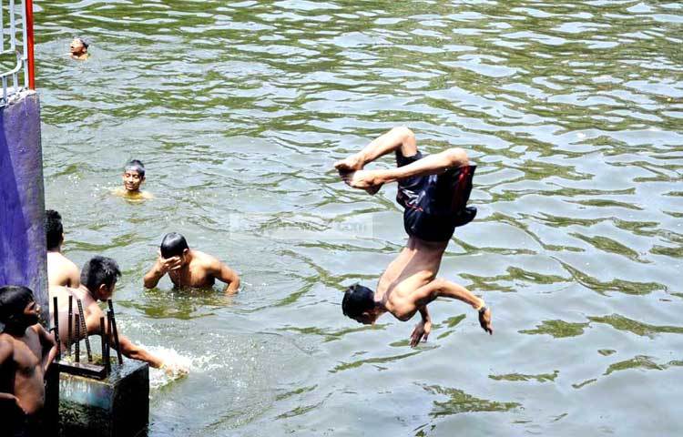 গরমকে বিদায় জানাতেই বুঝি এই ডুব সাঁতারের আয়োজন। ছবি : বিপ্লব দিক্ষিৎ।