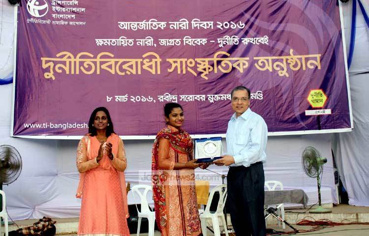 সাউথ এশিয়ান গেমস তথা এসএ গেমসে স্বর্ণপদক পাওয়ায় মাবিয়া আক্তার সীমান্ত ও মাহফুজুর খাতুন শীলাকে সম্মাননা প্রদান করেছে ট্রান্সপারেন্সি ইন্টারন্যাশনাল বাংলাদেশ (টিআইবি)। আজ (মঙ্গলবার) বিকেল পৌনে ৬টায় ধানমন্ডিস্থ রবীন্দ্র সরোবর মুক্তমঞ্চে তাদেরকে সম্মাননা প্রদান করেন টিআইবির নির্বাহী পরিচালক ড. ইফতেখারুজ্জামান। ছবি : বিপ্লব দিক্ষিৎ