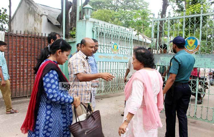 এ প্রসঙ্গে তালেয়া রেহমান বলেন, &lsquo;সকাল সাড়ে ১০টার দিকে শফিক রেহমানকে আটক করে নিয়ে যাওয়ার পর ডিবি অফিস থেকে ওষুধ ও সকালের নাস্তা চেয়ে ফোন করা হয়।&rsquo;