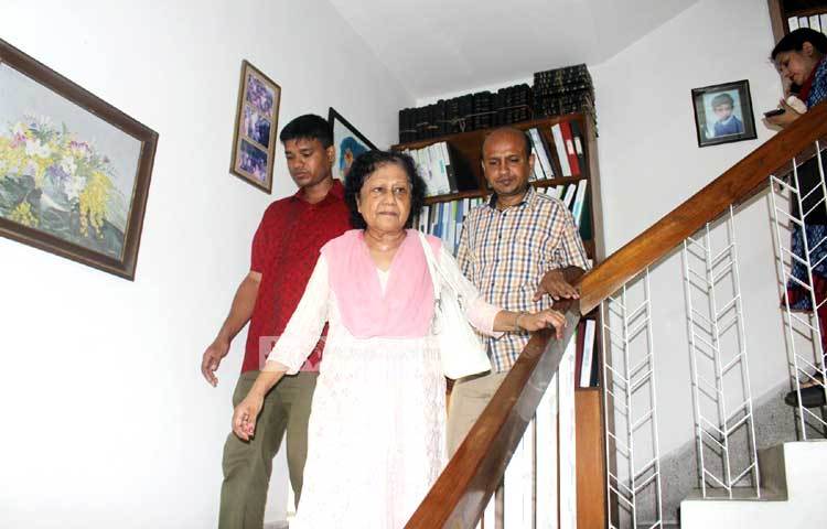 বিষণ্ন মনে তালেয়া রেহমান।