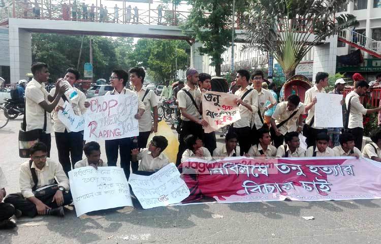 কুমিল্লা ভিক্টোরিয়া সরকারি কলেজের শিক্ষার্থী ও নাট্যকর্মী সোহাগী জাহান তনুর হত্যাকারীদের গ্রেফতার ও বিচারের দাবিতে রাজধানীর শাহবাগ মোড়ে সড়ক অবরোধ করে রেখেছে শিক্ষার্থীরা। ছবি : আদনান রহমান।