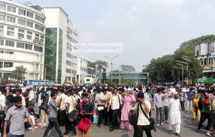 রাজধানীর শাহবাগে অবরোধ চলাকালে বাংলাদেশে সেনাবাহিনীর একটি গাড়ি পাশ দিয়ে যাওয়ার সময় আটক করে বিক্ষুদ্ধ শিক্ষার্থীরা। ছবি : আদনান রহমান।