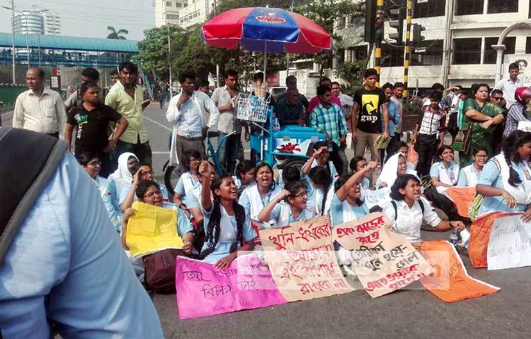 এসময় পুলিশের সঙ্গে সংঘর্ষে চার শিক্ষার্থী আহত হয়েছে। তাৎক্ষণিকভাবে তাদের পরিচয় পাওয়া যায়নি। ছবি : আদনান রহমান।