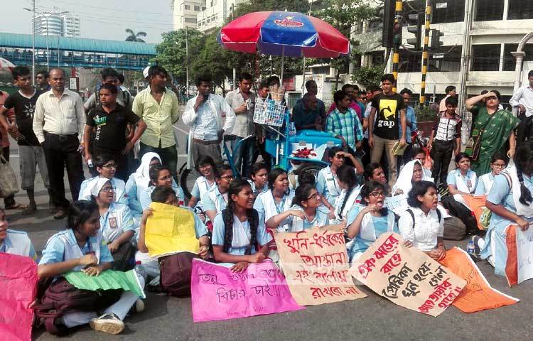 মঙ্গলবার দুপুর ১টার দিকে পুলিশের ব্যারিকেড সরিয়ে শাহবাগে অবস্থান নিয়ে তাদের কর্মসূচি শুরু করে। বিকেল ৩টা পর্যন্ত তাদের কর্মসূচি চলে। ছবি : আদনান রহমান।