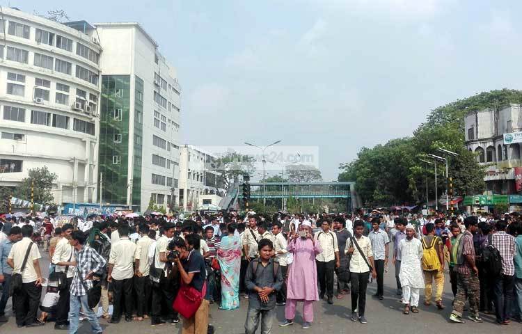 শাহবাগের পরিস্থিতি মোকাবেলায় বিপুল সংখ্যক আইন-শৃঙ্খলাক্ষাকারী বাহিনীর সদস্য মোতায়েন করা হয়েছে। ছবি : আদনান রহমান।