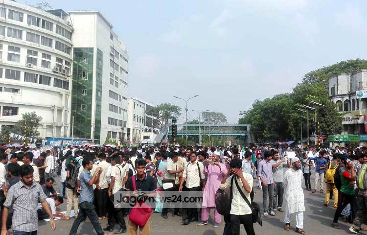 এর আগে ঢাকা বিশ্ববিদ্যালয়ের সাধারণ শিক্ষার্থীরা রাজু ভাস্কর্য থেকে মিছিলি নিয়ে প্রধান সড়ক ঘুরে এসে শাহবাগে অবস্থান নেয়। ছবি : আদনান রহমান।