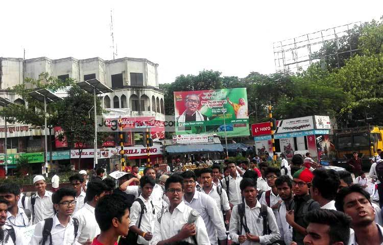 উল্লেখ্য, ২০ মার্চ রাতে কুমিল্লা ময়নামতি সেনানিবাসের অলিপুর এলাকায় একটি কালভার্টের কাছ থেকে সোহাগী জাহান তনুর লাশ উদ্ধার করা হয়। ছবি : আদনান রহমান।&nbsp;