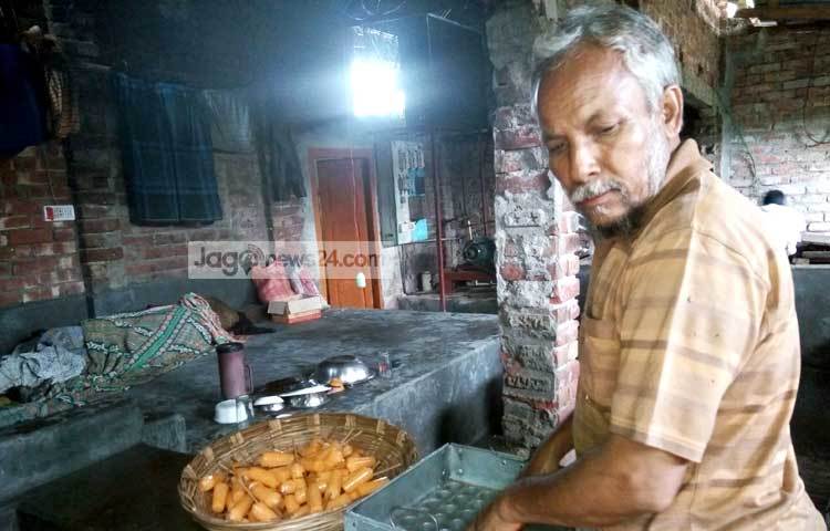 ঠাকুরগাঁওয়ের একটি কারখানাগুলোর বিরুদ্ধে নিম্নমানের উপাদান ও ক্ষতিকর রং মিশিয়ে ভেজাল আইসক্রিম তৈরির অভিযোগ উঠেছে। শহরের বিভিন্ন স্কুল-কলেজের সামনে এসব আইসক্রিম বিক্রি করা হচ্ছে। ছবি : রবিউল এহসান রিপন।