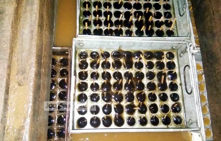 এসব আইসক্রিম তৈরিতে এক ধরনের পাউডার দুধ, চিনি, ঘণচিনি, কর্ন ফ্লাওয়ার, সেকারিন, স্টাবিলাইজার, ফ্লেভার, ফুড কালার ও পানি ব্যবহার করা হচ্ছে। যা মানবদেহের জন্য অত্যন্ত ক্ষতিকর। ছবি : রবিউল এহসান রিপন।