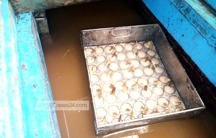 নিউ কুলফি, লাবন্য কুলফি, মেট্রো কুলফিসহ আরো বিভিন্ন চটকদার নামে ১৫-২০টি কারখানা নিম্নমানের এসব আইসক্রিম তৈরি করে বাজারজাত করছে। অথচ এ ব্যাপারে প্রশাসনের কোনো তদারকি নেই। ছবি : রবিউল এহসান রিপন।