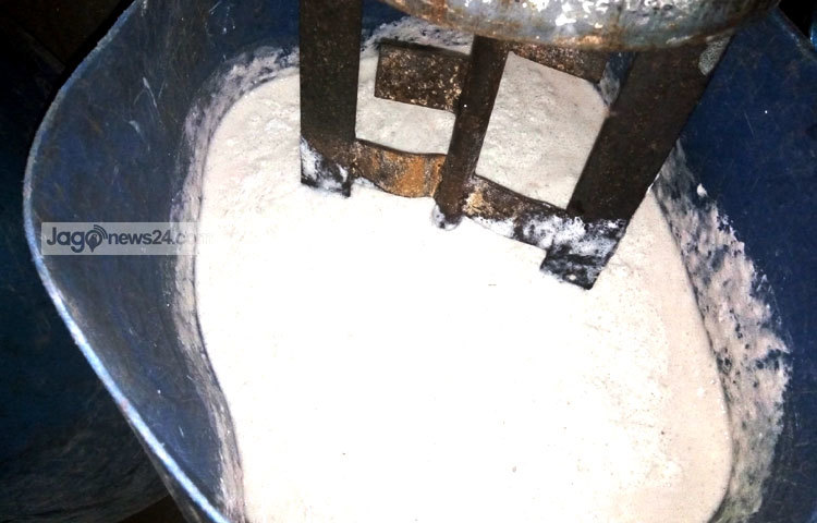 তিন থেকে দশ টাকা মূল্যের দুধ কুলফি, দই কুলফি, ঝালটক কুলফি, অরেঞ্জ কুলফি, লিচু কুলফিসহ নামে বেনামে এসব আইসক্রিম বাজার দখল করে রেখেছে। ছবি : রবিউল এহসান রিপন।