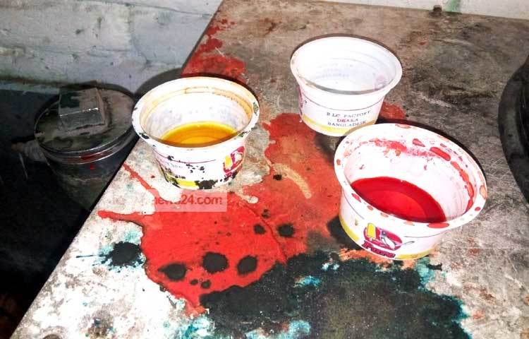 এ প্রসঙ্গে ঠাকুরগাঁও জেলা প্রশাসক মূকেশ চন্দ্র বিশ্বাস জানান, সস্তা দামের এই আইসক্রিমে ক্ষতিকর দ্রব্যাদি মিশ্রণের অভিযোগ তিনি পেয়েছেন। খুব শিগগিরই এটি বন্ধে অভিযান চালানো হবে। ছবি : রবিউল এহসান রিপন।