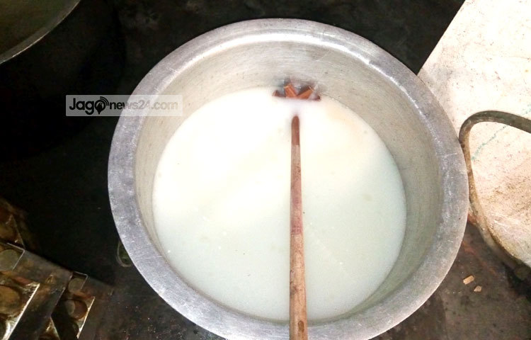 ঠাকুরগাঁওয়ের সচেতন মানুষ এই ধরনের আইসক্রিম তৈরি ও বাজারজাতকরণ তাড়াতাড়ি বন্ধ করা হোক, এটাই প্রত্যাশা করছেন। কারণ এসব আইসক্রিম খেয়ে মানুষ নানা ধরনের রোগে আক্রান্ত হচ্ছেন। ছবি : রবিউল এহসান রিপন।