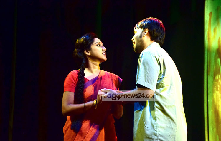 &lsquo;এই নাটকটি মূলত মানুষের ইতিহাসের নাটক।&rsquo; নিজের লেখা নাটক নিয়ে কথাগুলো বলেছেন সৈয়দ শামসুল হক। ছবি : মাহবুব আলম।