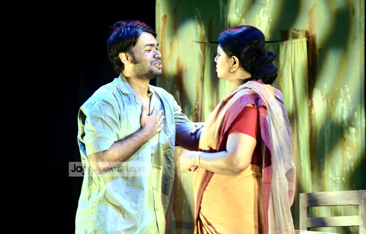 বুধবার (৩০মার্চ) ছিলো &lsquo;ভাঙা গড়া নাট্যোৎসব&rsquo;-এর শেষ দিন। এদিন রাজধানীর বেইলী রোডের মহিলা সমিতিতে মঞ্চস্থ হয়েছে নাগরিক নাট্যাঙ্গনের নাটক &lsquo;তোরা সব জয়ধ্বনি কর&rsquo;। ছবি : মাহবুব আলম।