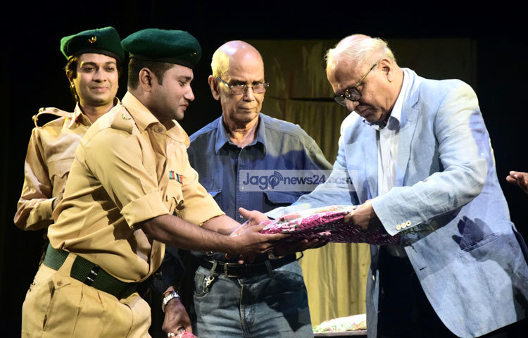 সৈয়দ শামসুল হকের রচনায় নাটকটির কাহিনি মুক্তিযুদ্ধের প্রেক্ষাপটে গড়ে উঠেছে। ১৮ মার্চ শিল্পকলার পরীক্ষণ থিয়েটার হলে নাটকটির উদ্বোধনী মঞ্চায়ন হয়েছিলো। ছবি : মাহবুব আলম।