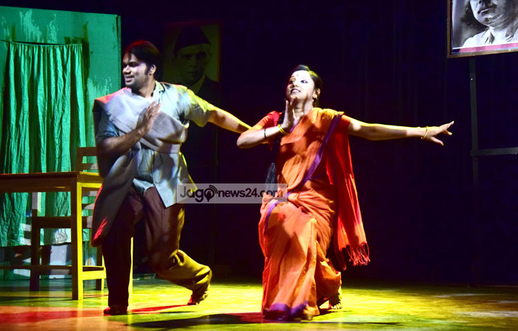 এ নাটকে ১৯৭১ সালের মুক্তিযুদ্ধকালীন ভয়াবহতা, অনিশ্চয়তা ও পরিবার থেকে বিচ্ছিন্ন হয়ে পড়া মানুষের গল্পও উঠে এসেছে। ছবি : মাহবুব আলম।