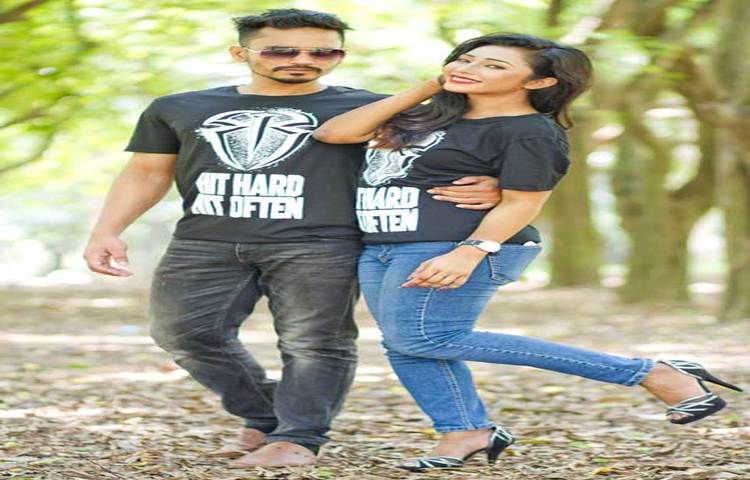 গরমের জন্য সাদা রঙের পোশাক বেশি জনপ্রিয় হলেরও টি-শার্টের ক্ষেত্রে অনেকেই কালো রঙ বেছে নেন।