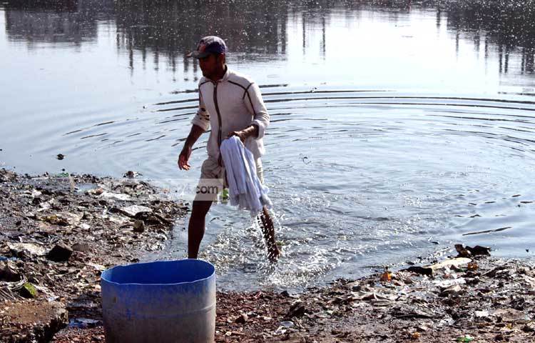 খোঁজ নিয়ে জানা গেছে, ঢাকার অনেক খ্যাতনামা লন্ড্রির গ্রাহকদের কাপড়ও বুড়িগঙ্গার কালো দূষিত পানিতে ধোয়া হচ্ছে। ছবি : বিপ্লব দিক্ষিৎ।