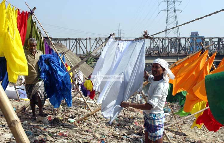রাজধানীর বিভিন্ন এলাকার লন্ড্রির গ্রাহকদের কাপড় বুড়িগঙ্গার এই পানিতে প্রতিদিন ধোয়া হচ্ছে। ছবি : বিপ্লব দিক্ষিৎ।