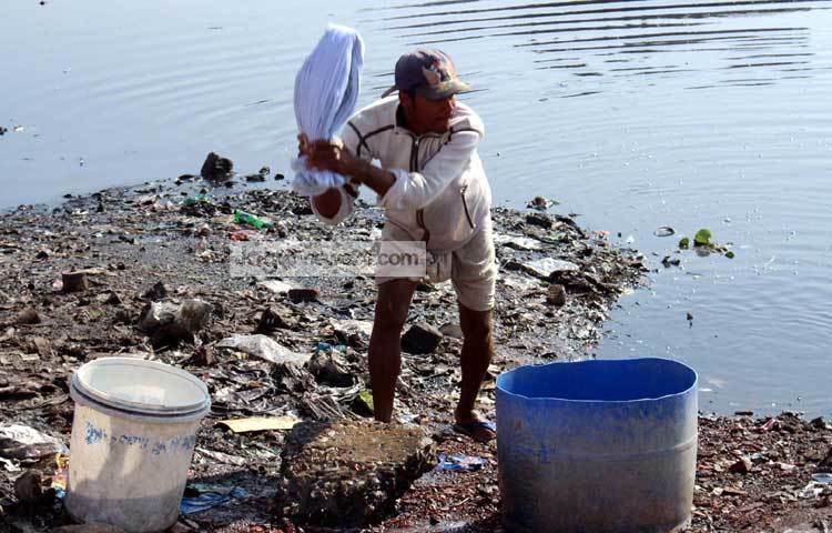 এমন কী বিভিন্ন হাসপাতালের রোগীদের কাপড়ও এই পানিতে ধোয়া হয়। ছবি : বিপ্লব দিক্ষিৎ।