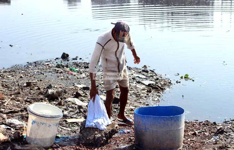 নোংরা পরিবেশ ও দূষিত পানিতে কাপড় ধোয়ার এই দৃশ্য সবাই দেখলেও কেউ কোনো প্রতিকারমূলক ব্যবস্থা নিচ্ছে না। ছবি : বিপ্লব দিক্ষিৎ।