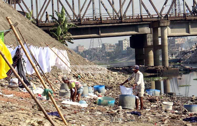 বুড়িগঙ্গা নদীর কামরাঙ্গীর চর এলাকায় লন্ড্রির কাপড় ধোয়ার এদৃশ্য বেশি দেখা যায়। ছবি : বিপ্লব দিক্ষিৎ।