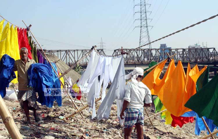 এসব কাপড় ব্যবহার করলে মানবদেহে রোগ-জীবাণু ছড়িয়ে পড়ার আশঙ্কা রয়েছে। ছবি : বিপ্লব দিক্ষিৎ।