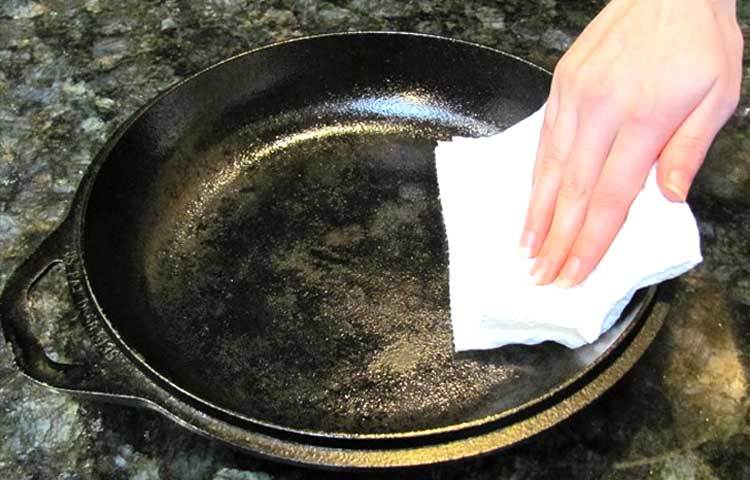 ভেজা : রান্না করার আগে পাতিল ভালো করে মুছে নিন। পাতিল ভেজা থাকলে শুকোতে যে গ্যাস প্রয়োজন তা বাঁচবে।